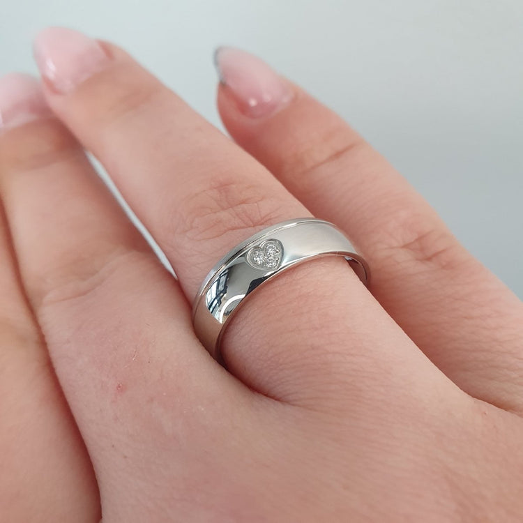 Stål ring med hjärta med cubic zirconia/diamant