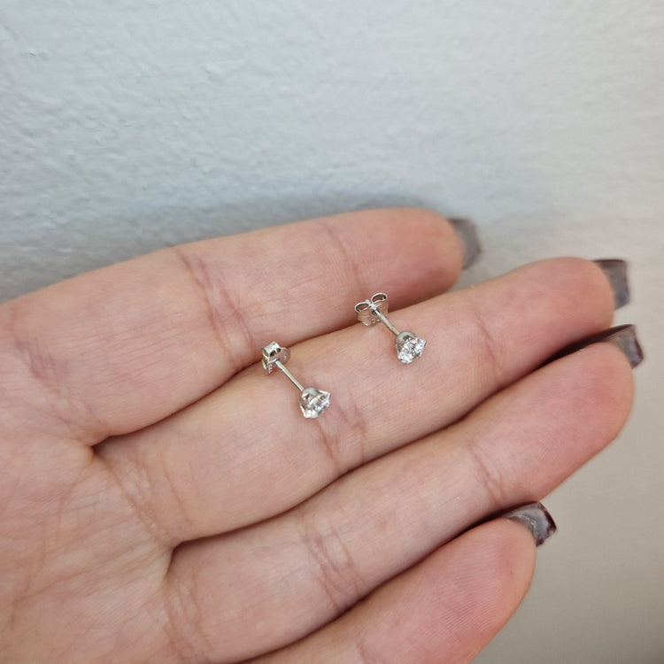 Enstensörhängen i 18k vitguld 4mm