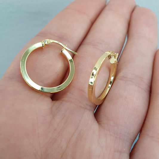 Kantiga smala creoler 18k guld