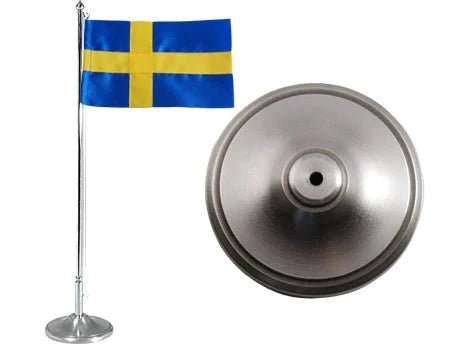 Kort flaggstång i tenn med Svensk flagga