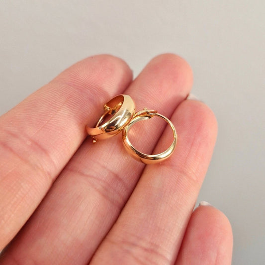 Örhängen creoler 12x4mm kupad 18k guld. Matt och elegant i design. Passar alla tillfällen.