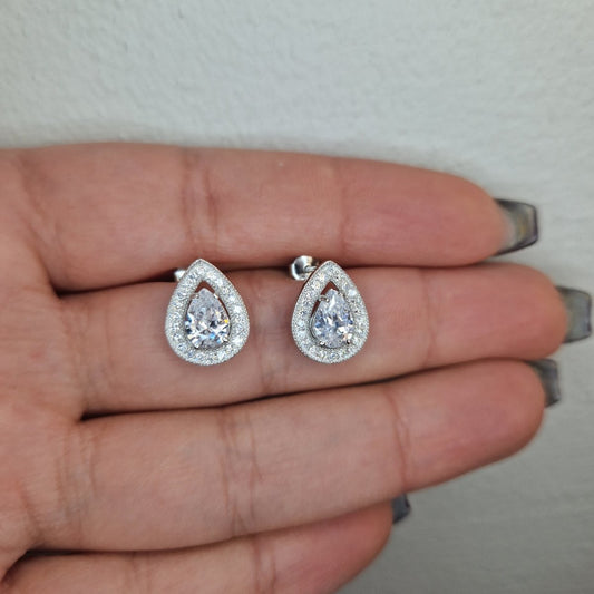 Droppformade örhängen med cubic zirconia stenar