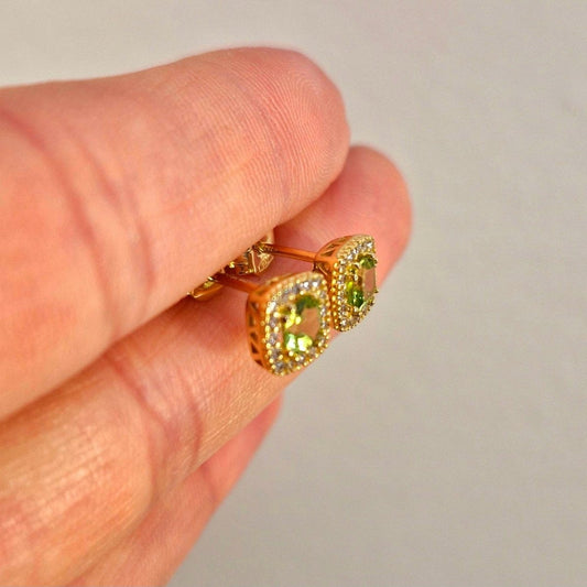 Vackra örhängen i 18k guld. En grön peridot center sten och vackra glittrande cubic zirconia stenar.