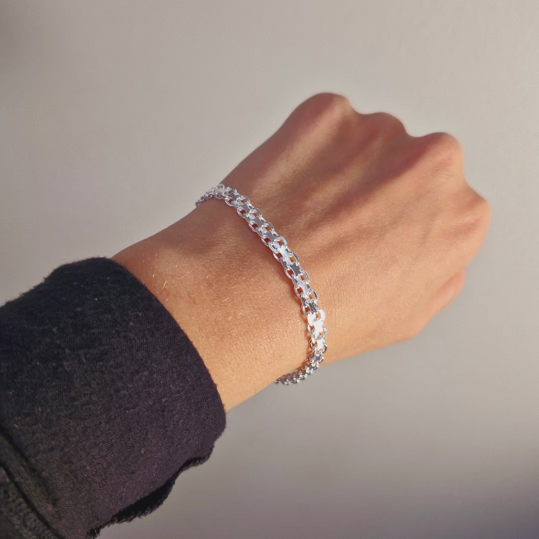 X-länk armband utan stav. Tillverkad i äkta silver 925. Glänsande och fin i design. Passar alla tillfällen.