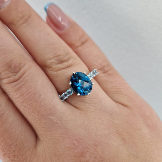 Ring med blåa stenar Tanzanite i vitguld