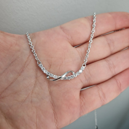 Silverhalsband med stenar