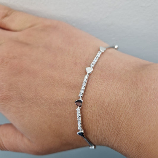 Stelt silver armband med stenar