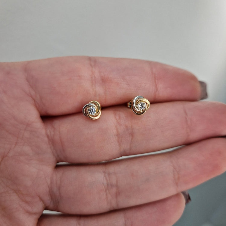 Tre färgade örhängen med cubic zirkonia