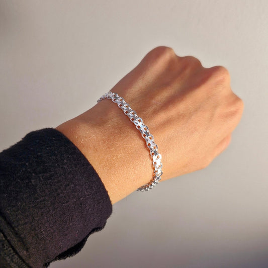 X-länk armband utan stav. Tillverkad i äkta silver 925. Glänsande och fin i design. Passar alla tillfällen.